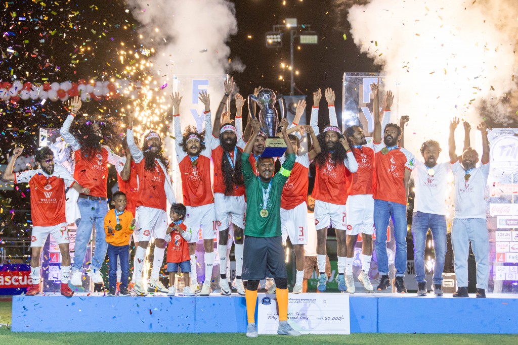 Fonadhoo Youth Futsal Challenge ge champion kan Outreef ah, King akee Thoppe