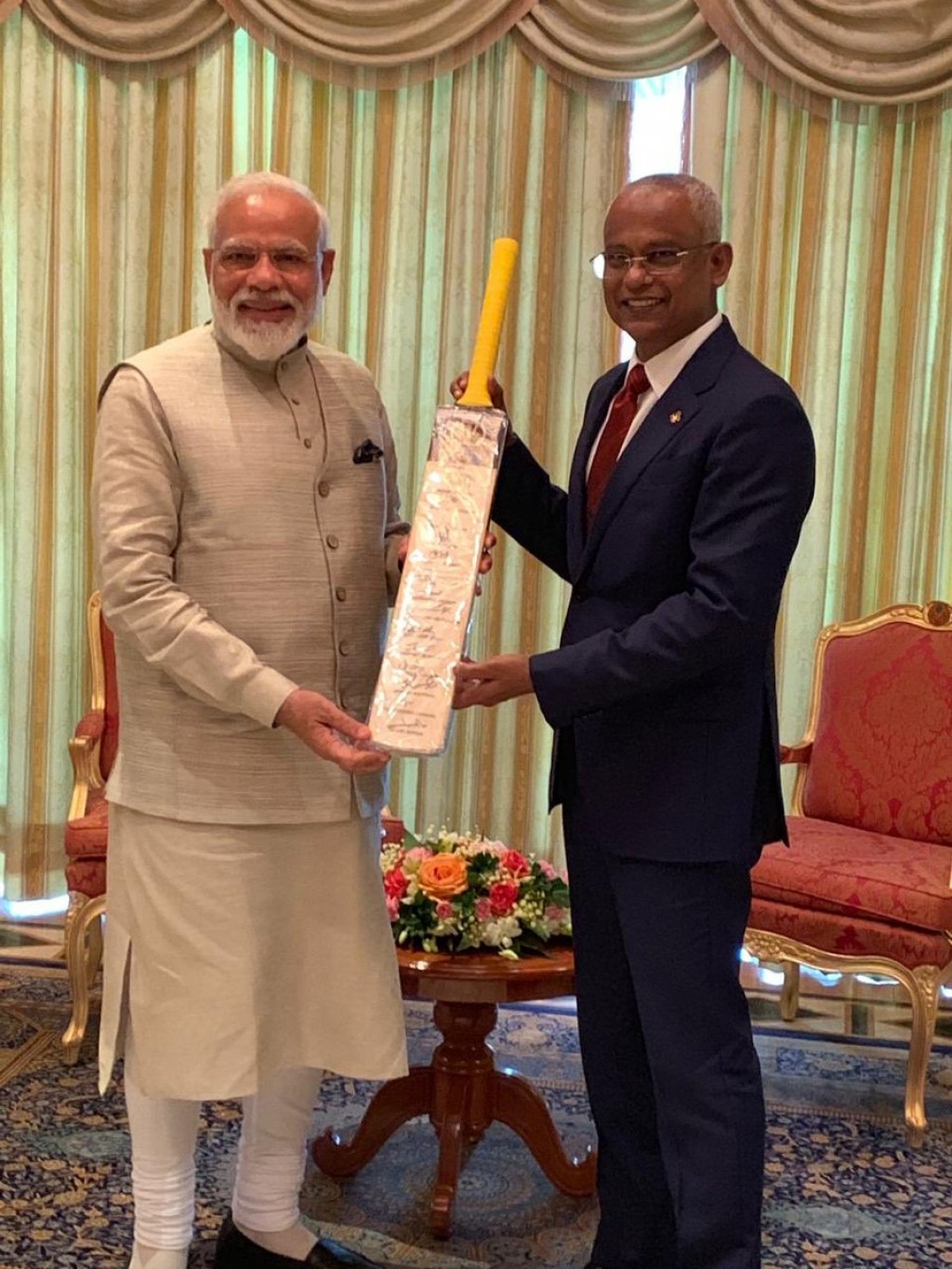 Modi gifts cricket bat to President Solih