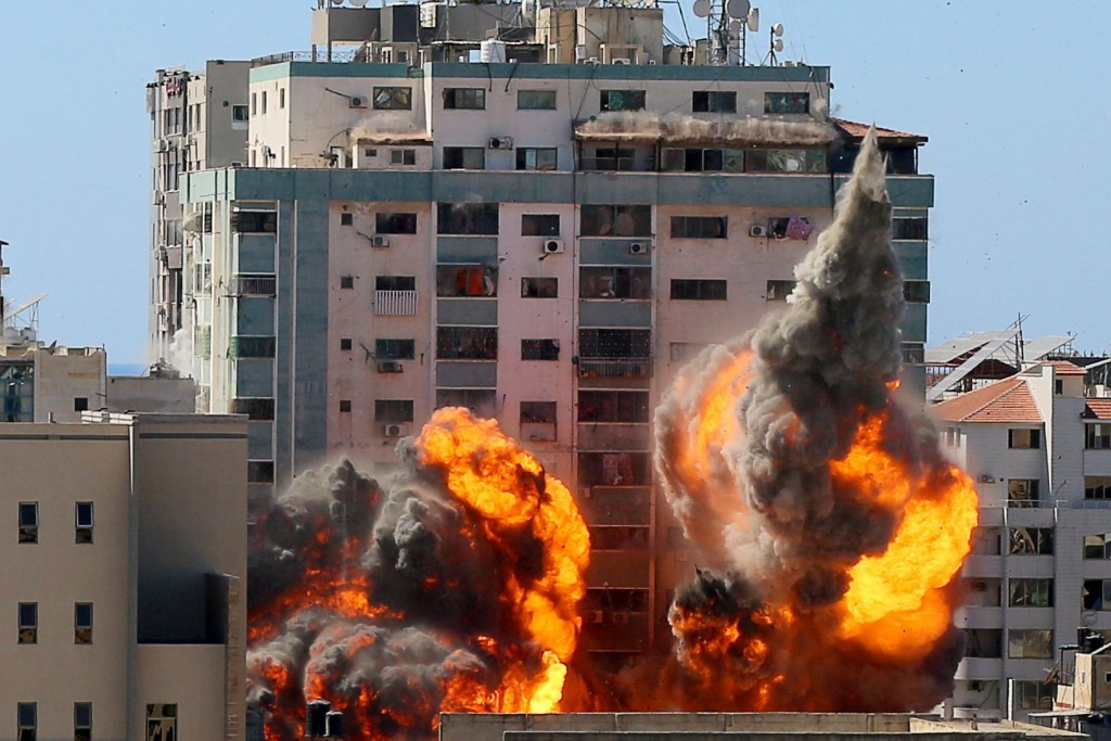 #OnePhoto: Israel askariyya Gaza ga hunna Al-Jazeera adhi AP ge office imaaraiy bimaa hama