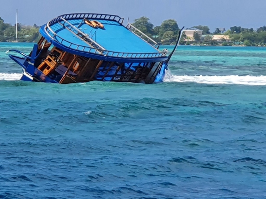 Boat crash on Hithadhoo harbor entrance with four