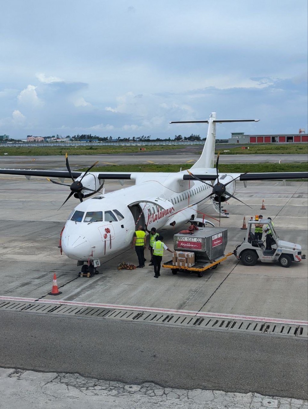 Season aa dhimaakoh Maldivian in ATR aircraft eh genesfi