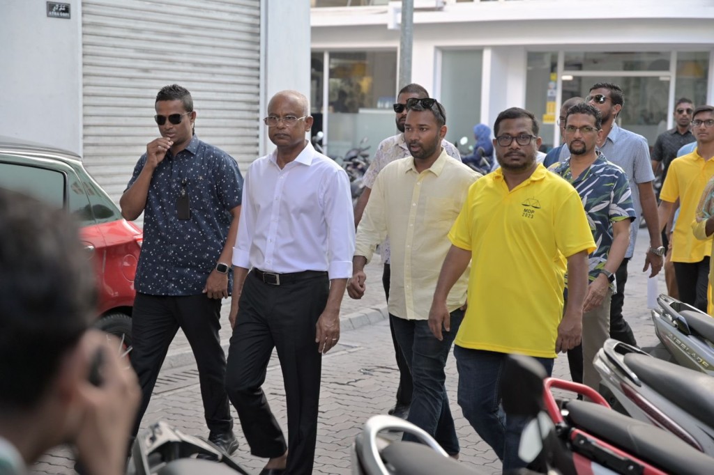 Raees Solih Male’ gai door to door fahtavaifi, dhuvahakuves heenukuraa meehun campaign gai!