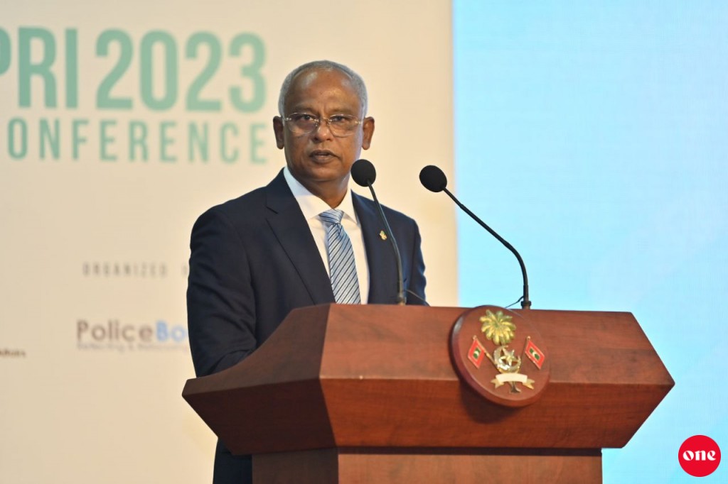 Rayyithunge ithubaaru fuluhunnah libeynee e'ee mujuthamauge ehbbaikan enmen gaboolukohggen: Raees