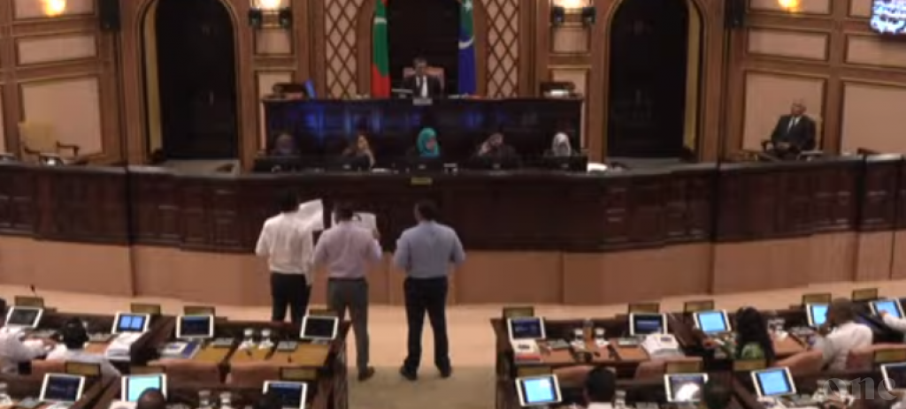 Three MPs protesting at the parliament calling for the release of President Yameen