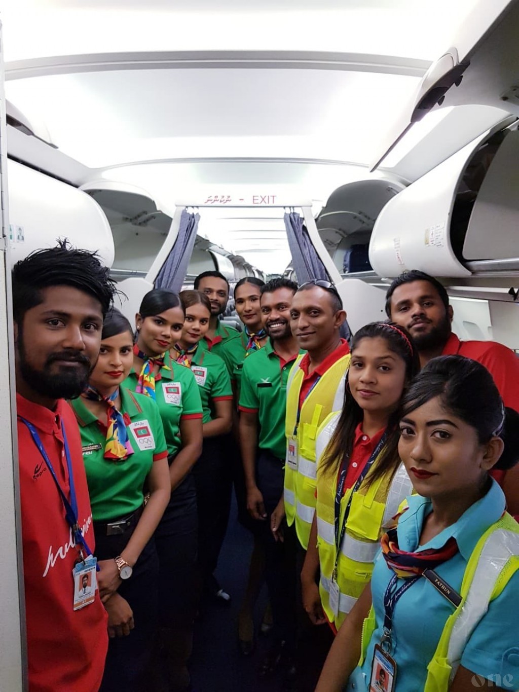 Maldivian crew in national jersey to receive the national team from IOIG