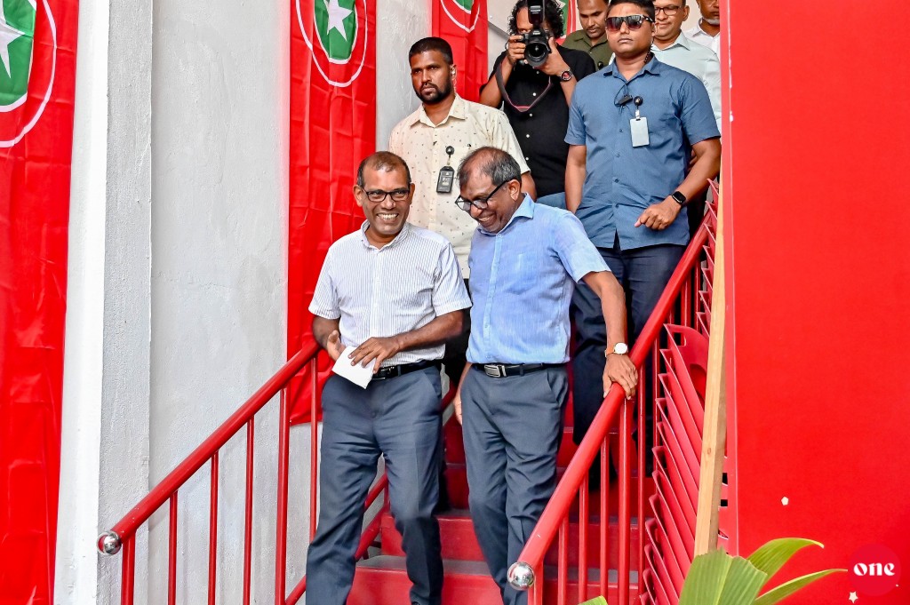 One Photo: Qasim aai Nasheed adhi Nazim, 1 candidate neren ebbasvun