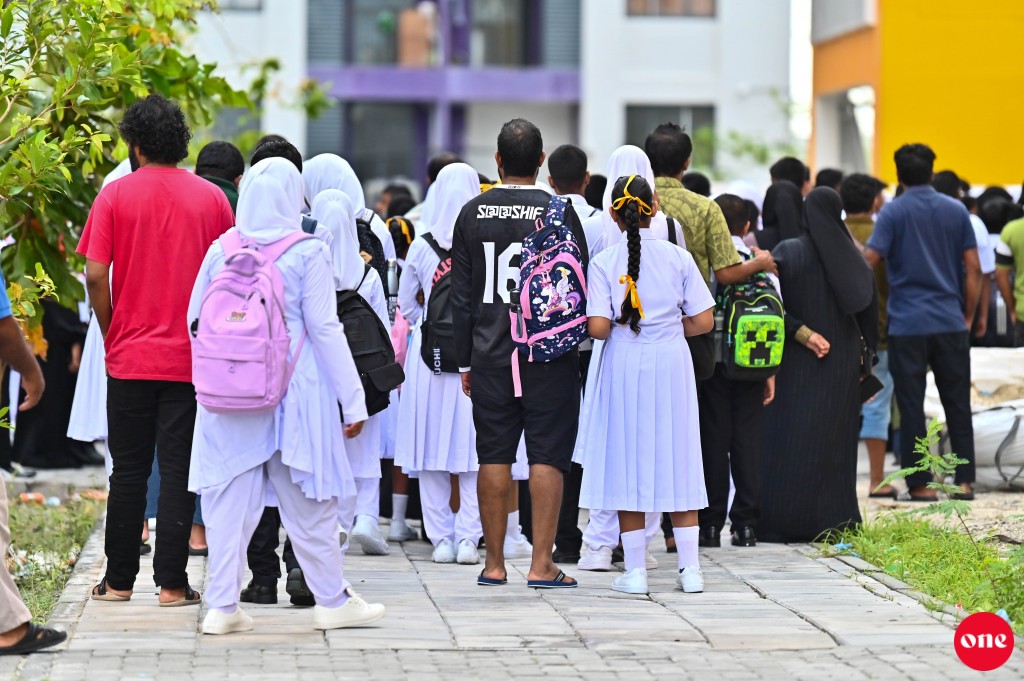 Nukulhedhuntherikan hunna kuhjjakah aniyaakuri mahsalaigai hayyaru kuri Teacher dhookollaifi