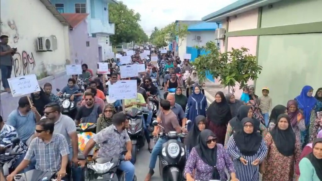 Shiham ah insaafu hoadhai dheyn govaalai Villingili gai muzaaharaa eh kohfi