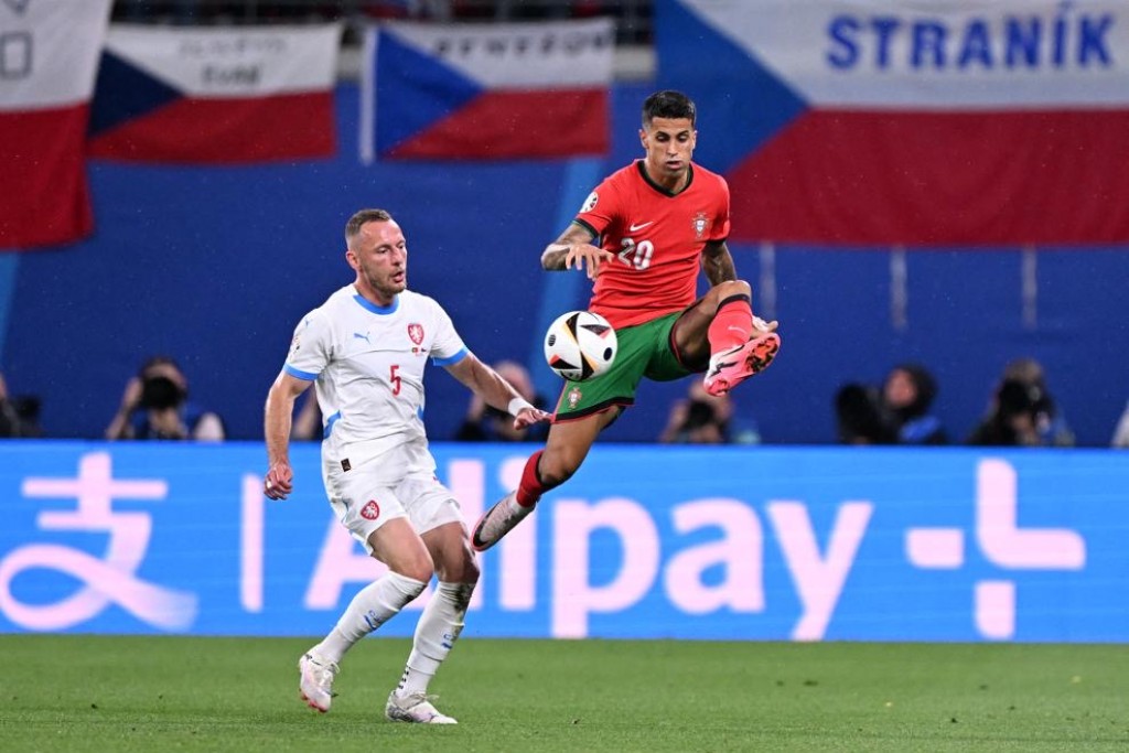 Portugal snatch last-gasp win against Czech Republic