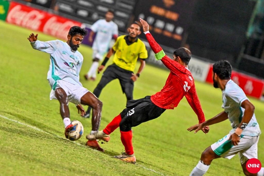 ވަން ފޮޓޯ: ގޯލްޑް ކަޕް ފައިނަލުގައި އައްޑޫ ބަލިކޮށް އޭދަފުށިން ތަށި އުފުލައިލުން