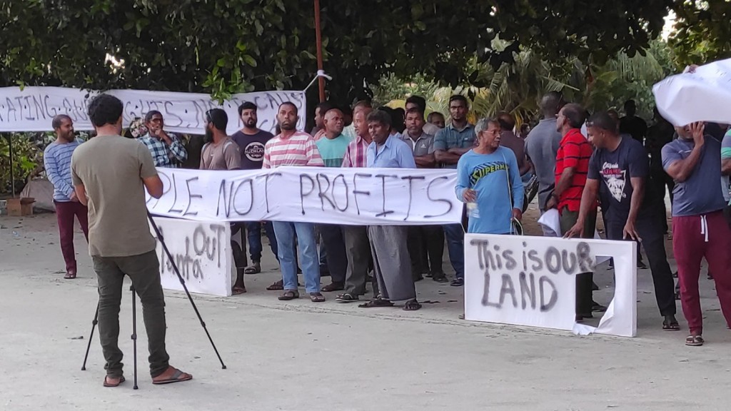 Kudahuvadhoo muzaaharaa ithuru varugadha kohfi, sound nere board thakaa eku gina adhadhehge anhenun ves nukumejje