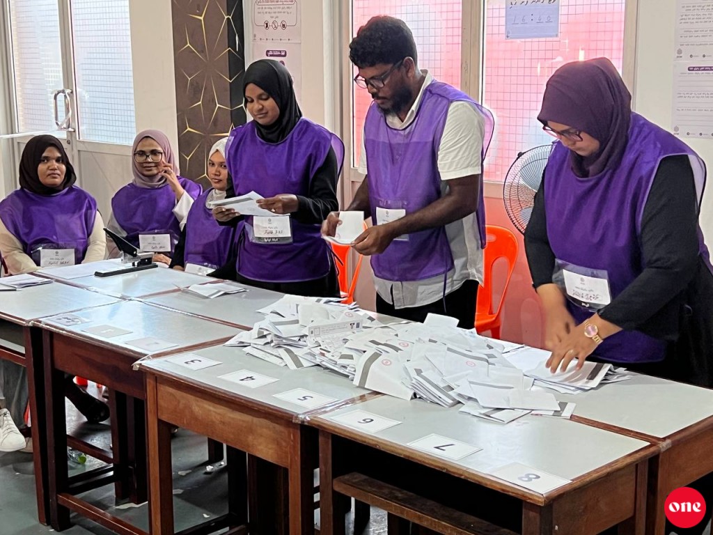 Riyaasee inthihaabuge dhevana burugai observer adhi monitors ah vumah furusathu hulhuvaalaifi