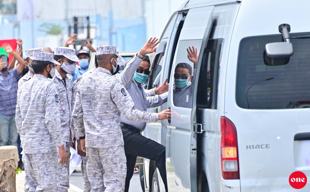 #OnePhoto : Rishvathu gaboolukurumaai Money launder kurumuge dhauvaage adu ehumah Raees Yameen Court ah