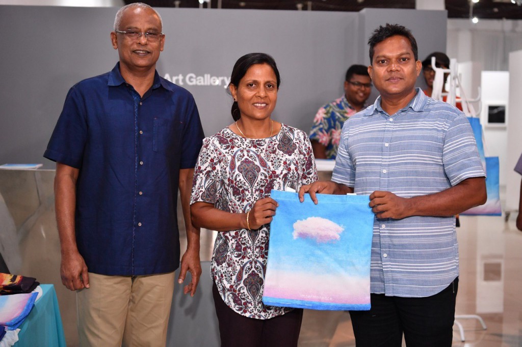 President and First Lady visit Solo Art Exhibition ‘Impermanence’