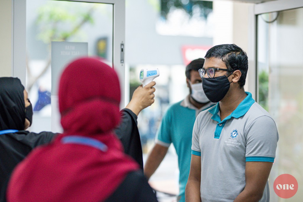 #OnePhoto: Office thah hulhuvun, Enmen mask gai, thafaathu manzareh