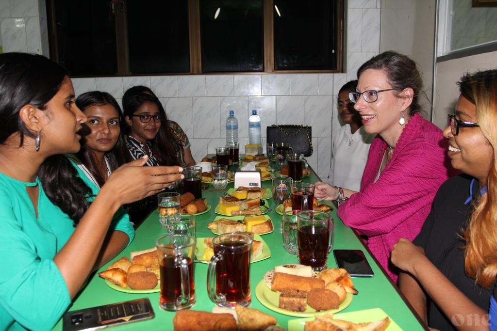 Ambassador of USA to Maldives meets “Occupy Sai Hotaa” movement members in a food stall