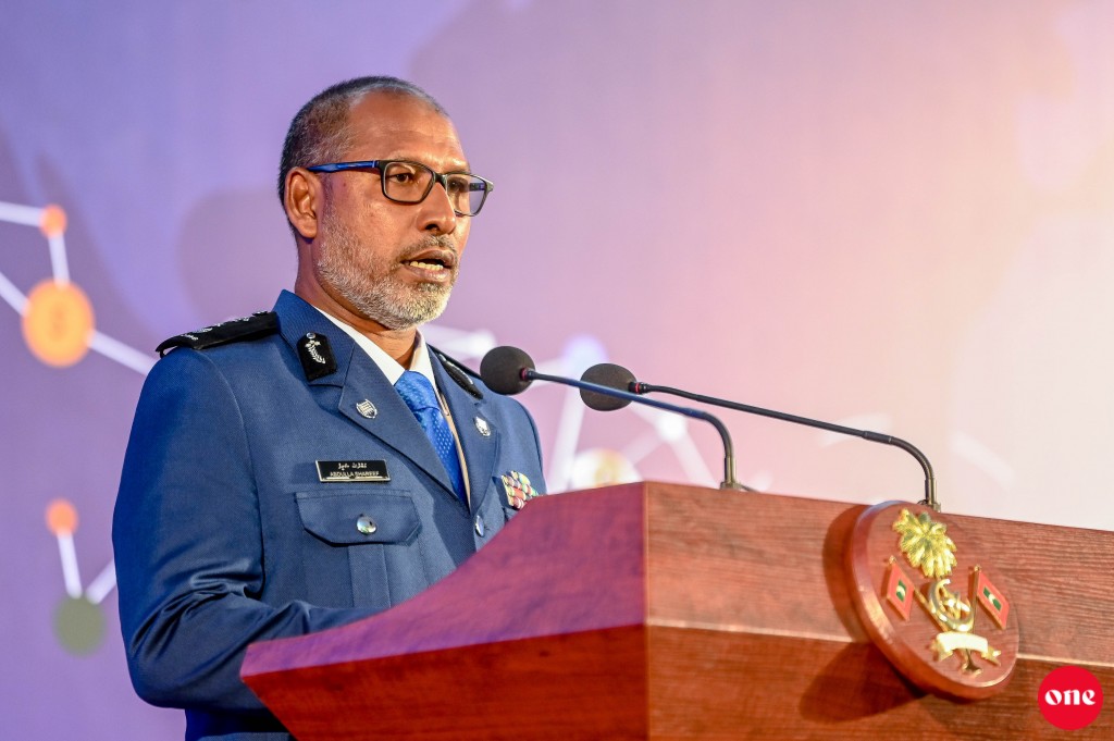 Customs ge belumuge dhashun masthuvaa thakethi gellifaeh nuvey!