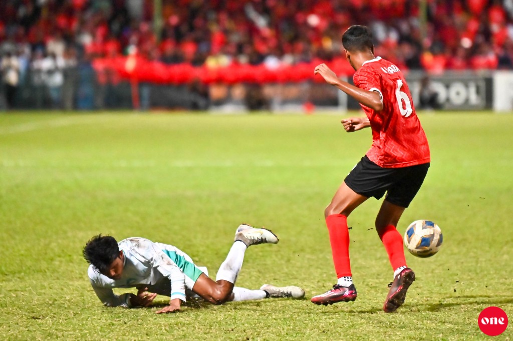 ވަން ފޮޓޯ: ގޯލްޑް ކަޕް ފައިނަލުގައި އައްޑޫ ބަލިކޮށް އޭދަފުށިން ތަށި އުފުލައިލުން