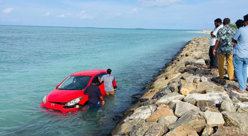 Car eh control nuve moodhah vetti, dhemeehakah aniyaavejje