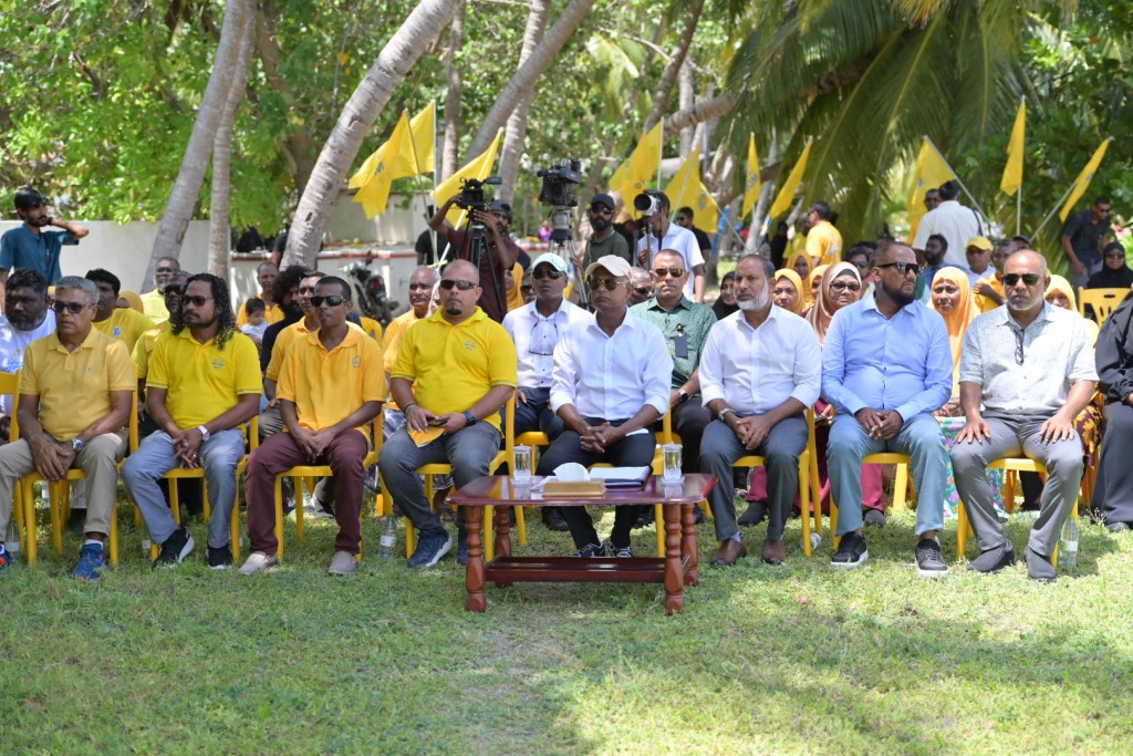 Rasdhoo rayyithunah boahiyaavahikan dheyn rah kairin falheh hihkaidheynan: Raees