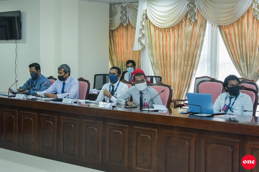 Bid Committee ge Chairman aai Financial Director haaziru kurumuge amureh neren maaliyyathu Committee inn nimmaifi