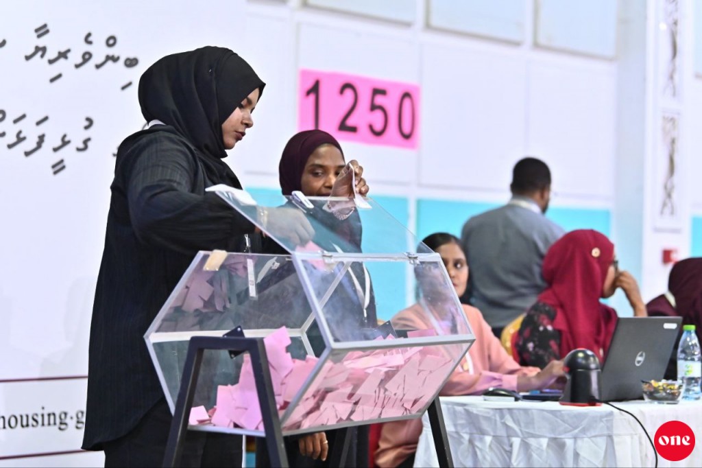Gulhifalhu goathi thakuge guruathaa gulhey shakuvaa hushahalhan hulhuvaalaifi