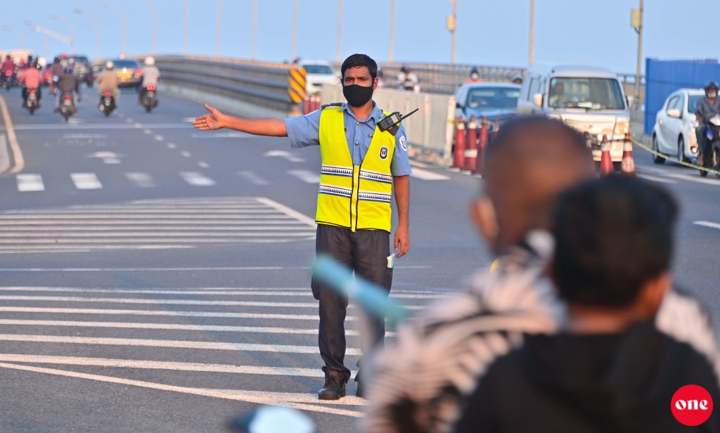 #OnePhoto : Dhuvvun manaa vaguthu dhuvvaa vehicle thah check kurun