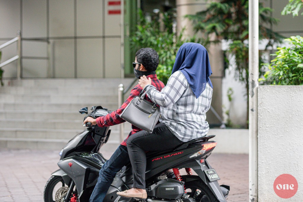 Civil servant in siyaasee harakaatheh gai baiveri vejje nama vazeefaa in vaki kuranee