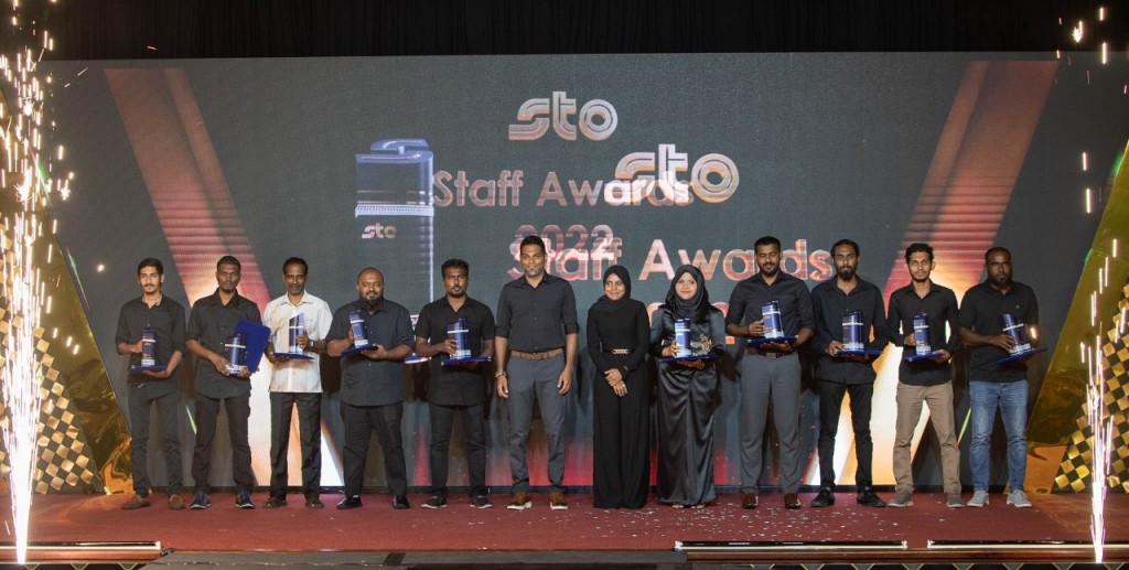 STO ge furathama Staff Award baahvai, 12 muvazzafehge agu vazankoffi
