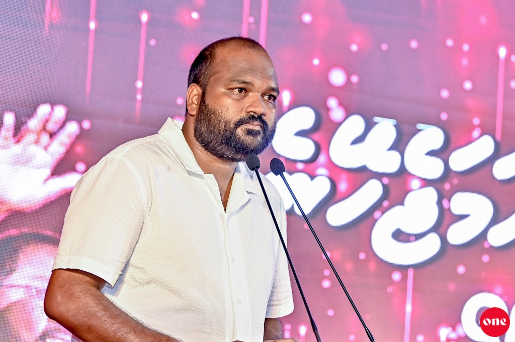 Ingireysi vilaathugai Ali Waheed hayyaru kuree goaskoh kamah ninmai, badhaluge gothugai 20,000 pound dhenee