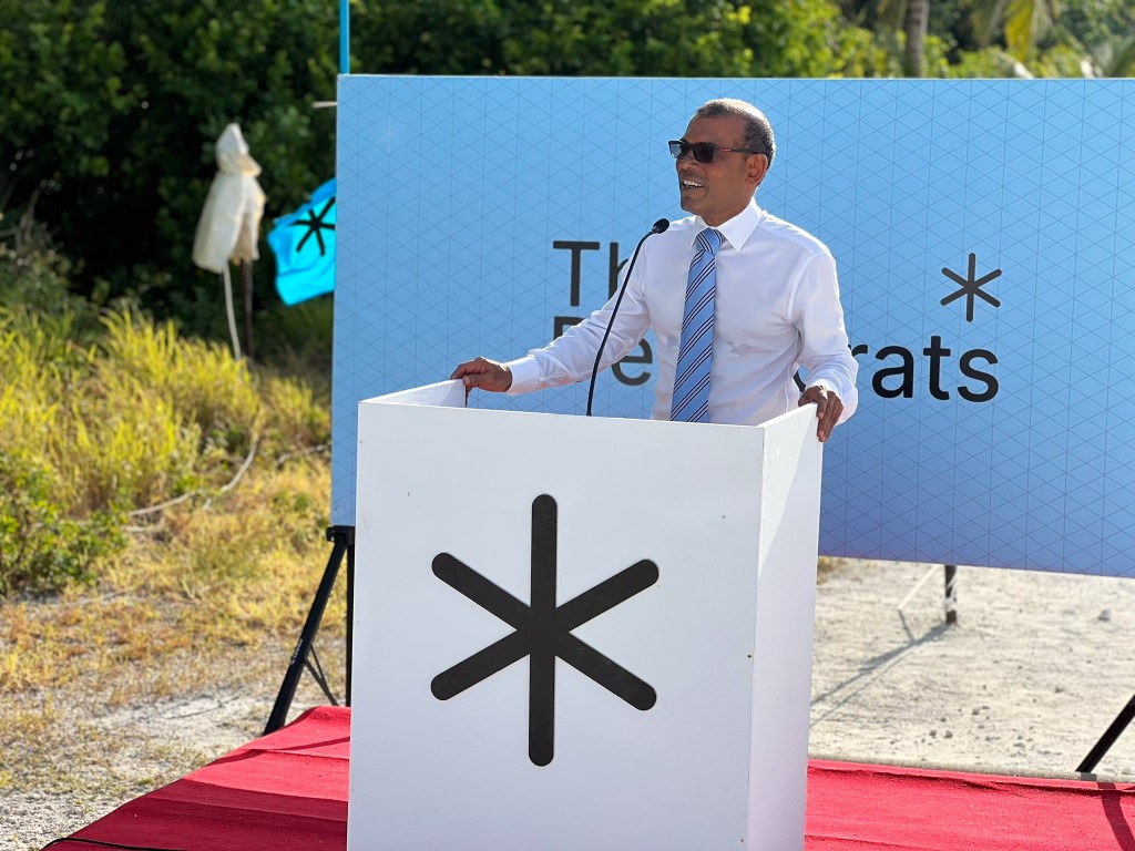 Muizzu ah thaaeedhu kuravvafaane kamuge ishaaraatheh Nasheed kuravvaifi