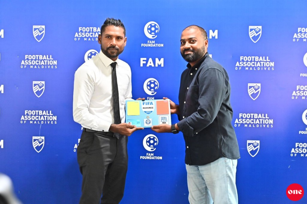 Raajjeyge 11 referee akah rasmeekoh FIFA badge havaalukoffi