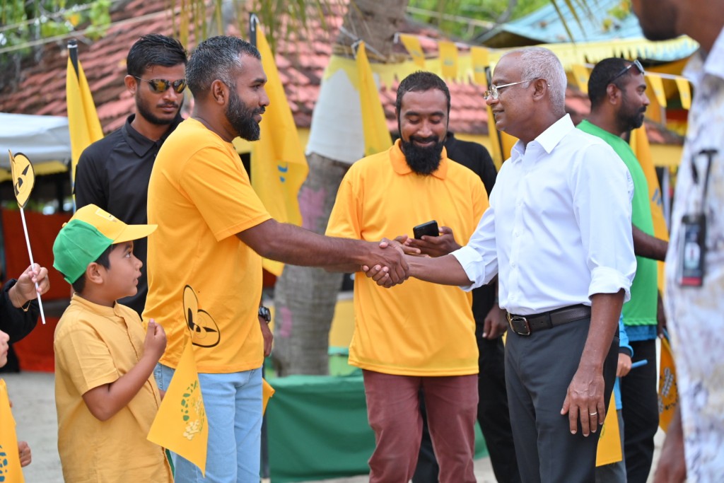 Kuree sarukaarun pepper spray ah haradhukoh,  husskuree rayyithunge lolashaai karah jahaigen: Raees