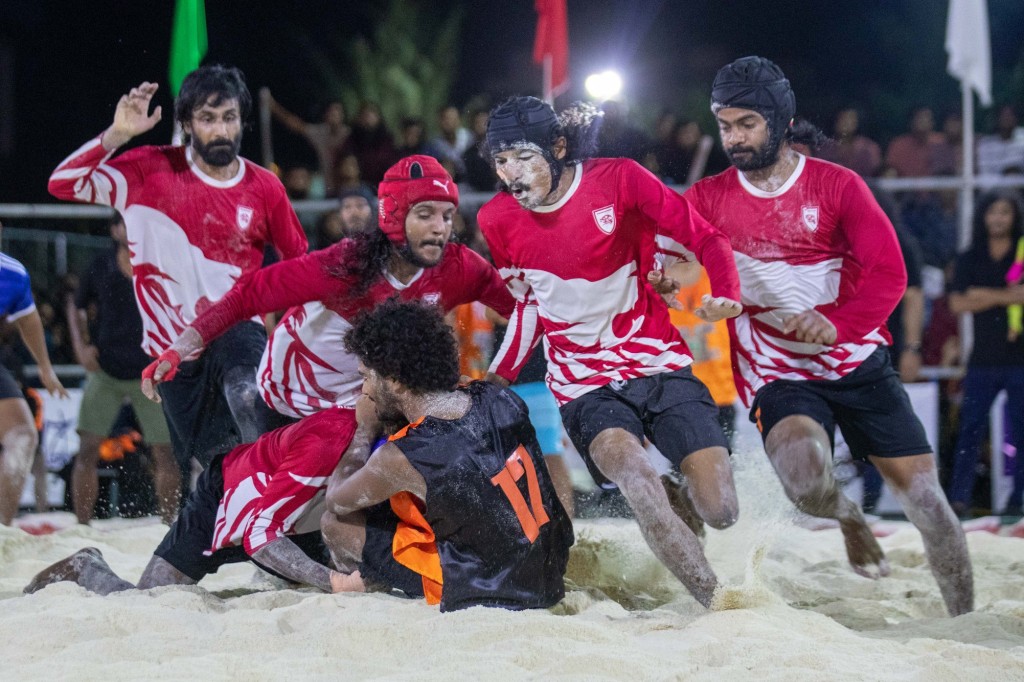 Baibalaa enburi aumaaeku team thah thayyaarah, Kulhuntherin ''kick'' gai!