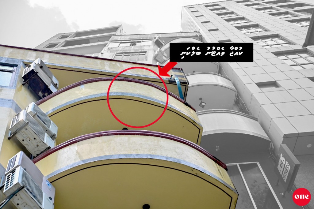 4 Aharuge Noomaan balcony inn vehtti maruvun, ekuhjjaage fahubas, furathama fenunu meehaage vaahakathah