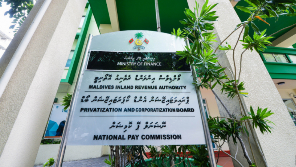 Fenakaigai 7,379 muvazzafun, mi verikamugai 4,623 vazeefaa ufahdhaafaivey!