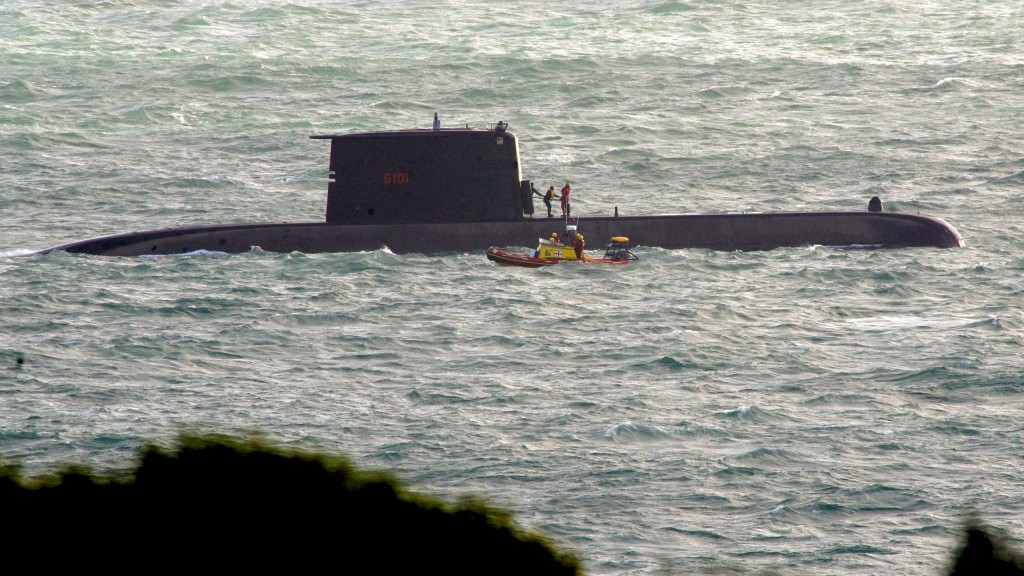 Submarine Deck mathee thibbai jehi raalhaa eku Africa ge navy 3 meehun maruvehjje
