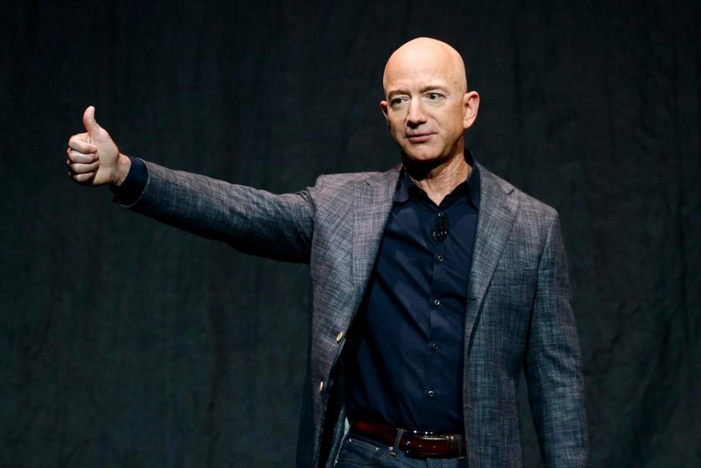 Amazon ge CEO ge magaamun Jeff Bezos isthiufaa dheefi