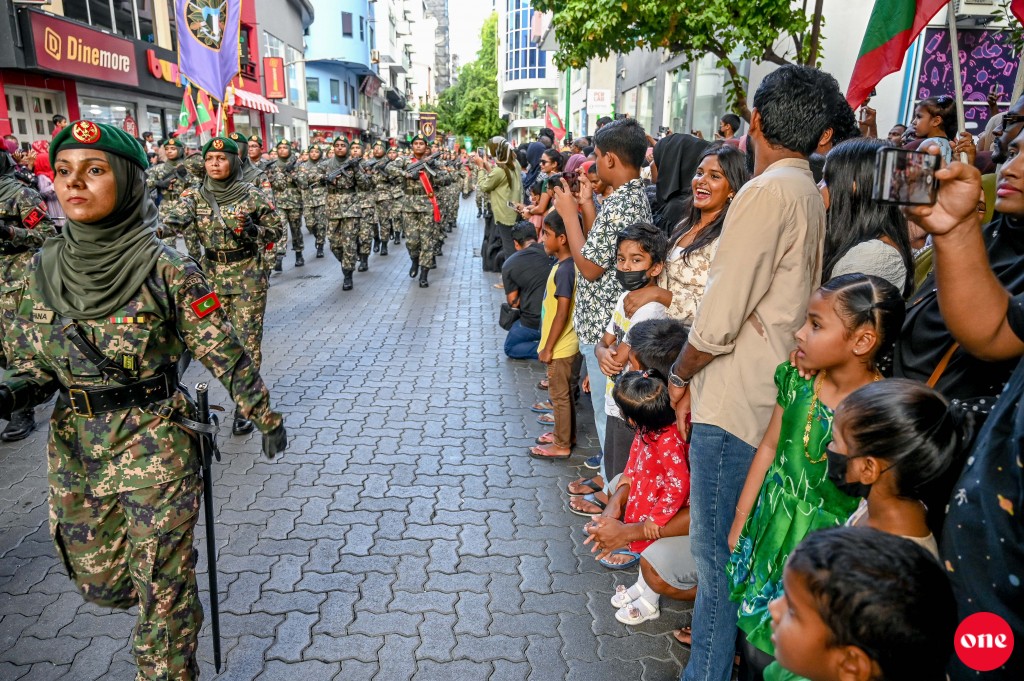 ONE Photo: Minivan dhuvahuge askaree parade