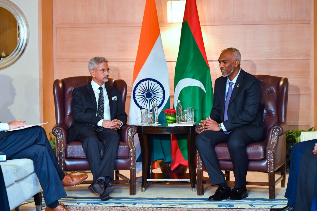 India ge salaamathah nurakkaavaa fadha kameh nukuraanan: Raees