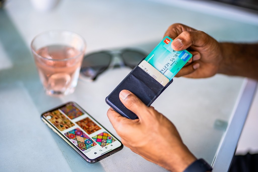AMEX Card inn viyafaari koggen Turkey dhathurakaai konme hafthaa aku iPhone 13 pro eh