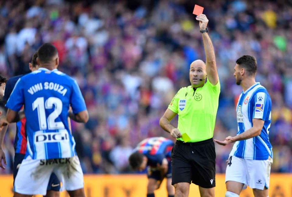 2 raiyy card aai 15 reendhoo card fenigen dhiya match gai Barca ah point eh