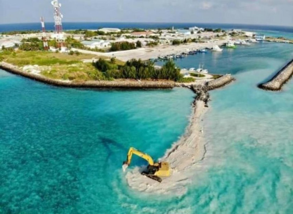 Dhuvaafaru land reclamation and beach protection underway
