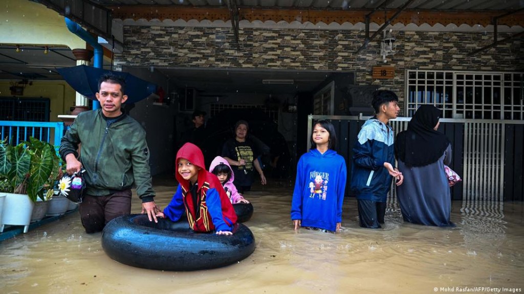 4 dead, 40,000 flee homes as floods hit Malaysia