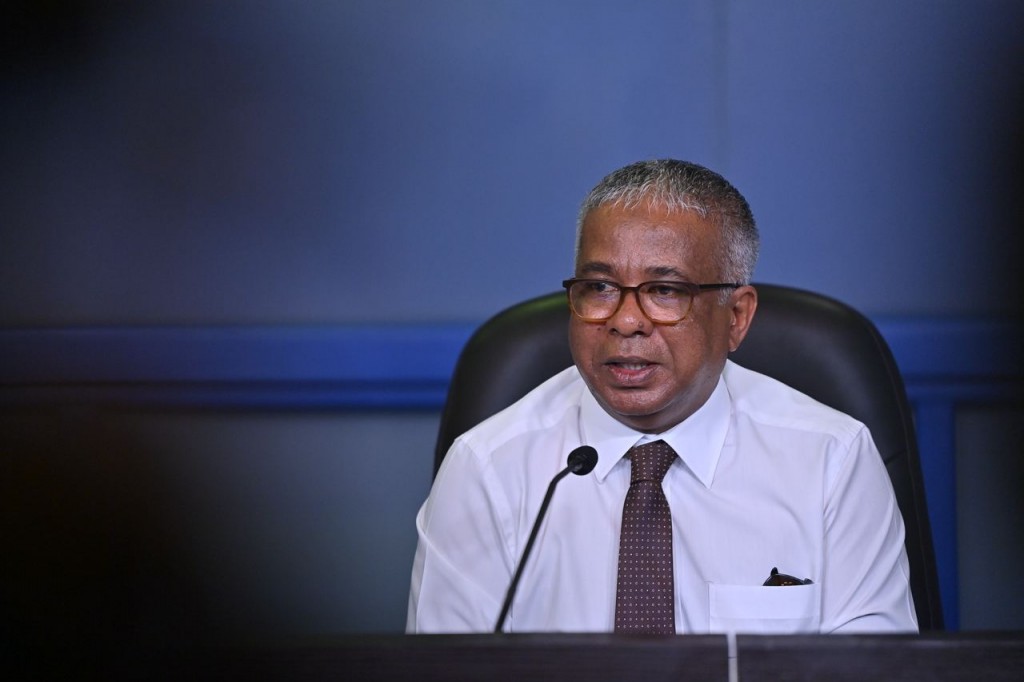 Hiyaa flat ge kuhyah lui dhinee inthihaabakah noon: Akram