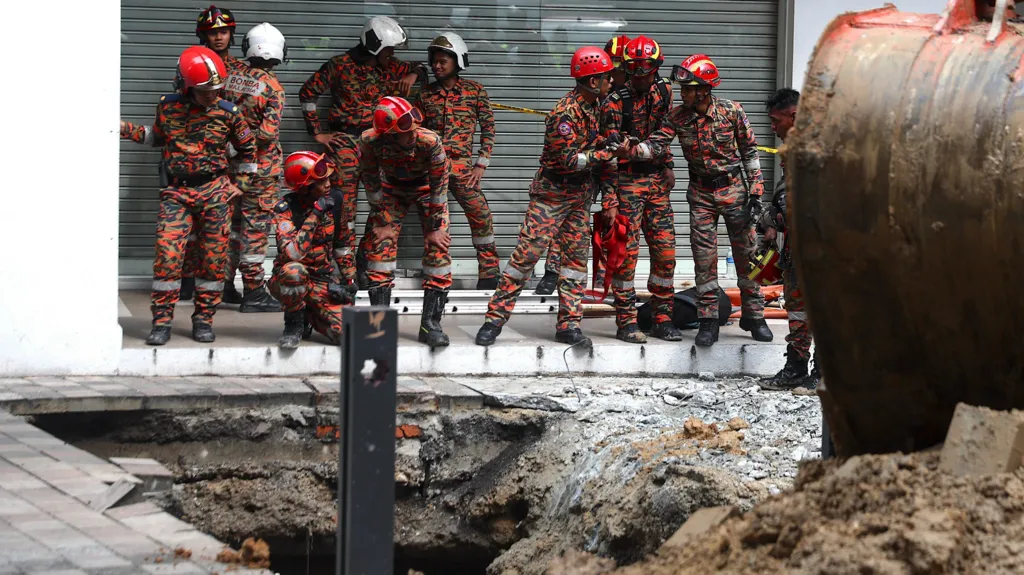 Search for woman swallowed by 8m sinkhole now 'too risky'