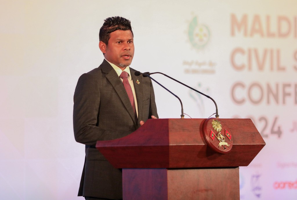 Sarukaarun beynunvaa amaazah gaumu gengosdhee vaudhuthah fuhdhan eheetheri vedhenee civil servant in: Naib Raees