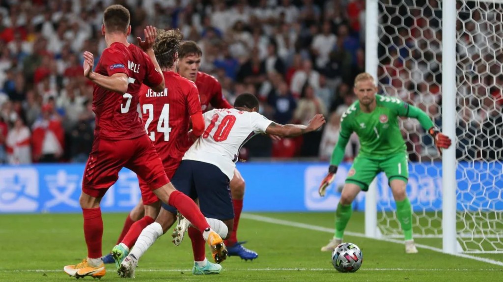 Midhiya faharu referee England ah dhin ''hadhiyaa'': Denmark in badhalu hifan nuvisnaa!