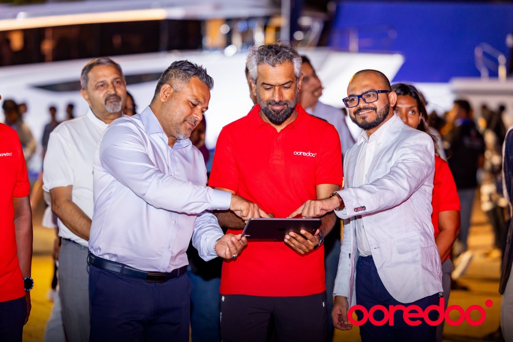 Raajjeygai furathama faharah Ooredoo in Samsung eSIM wearables thaarafu kuranee