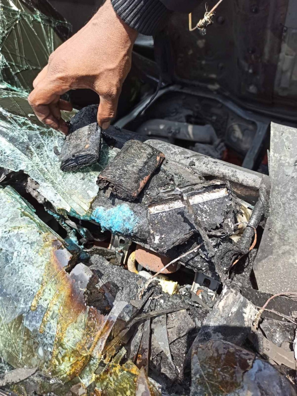 Power banks inside a van catches fire, cause fire incident